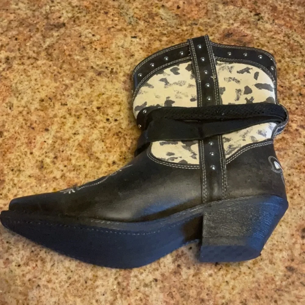 Western black and white boots women’s new never been worn size 8 1/2